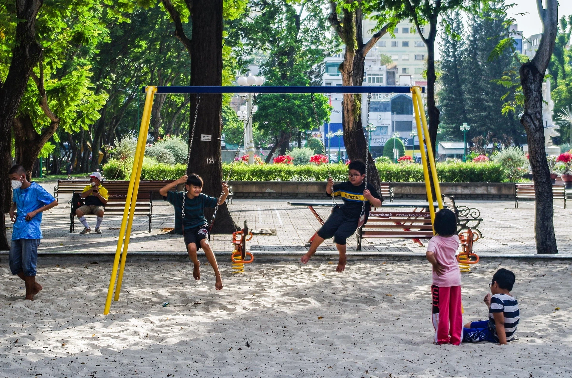 More than 400 parks in Ho Chi Minh City, children are still thirsty for playgrounds